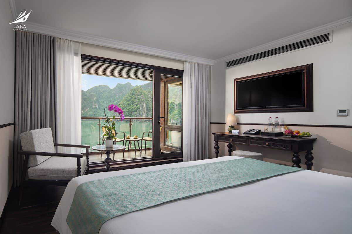 Habitación estándar con 1 cama matrimonial o 2 individuales, balcón, vista al océano | Minibar y escritorio