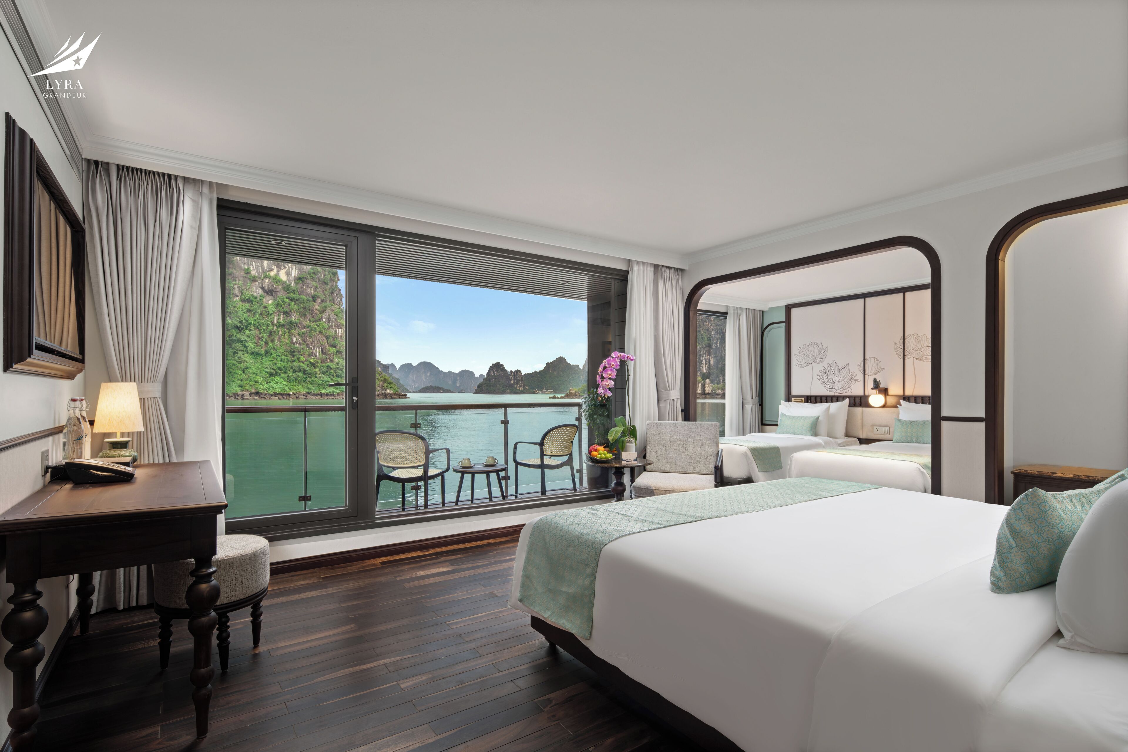 Oasis Family Suites 1st Floor | Minibar, desk