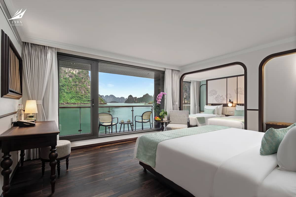Phòng 4 dành cho gia đình, ban công, quang cảnh biển | Bộ đồ giường cao cấp, minibar, bàn, bộ trải giường 