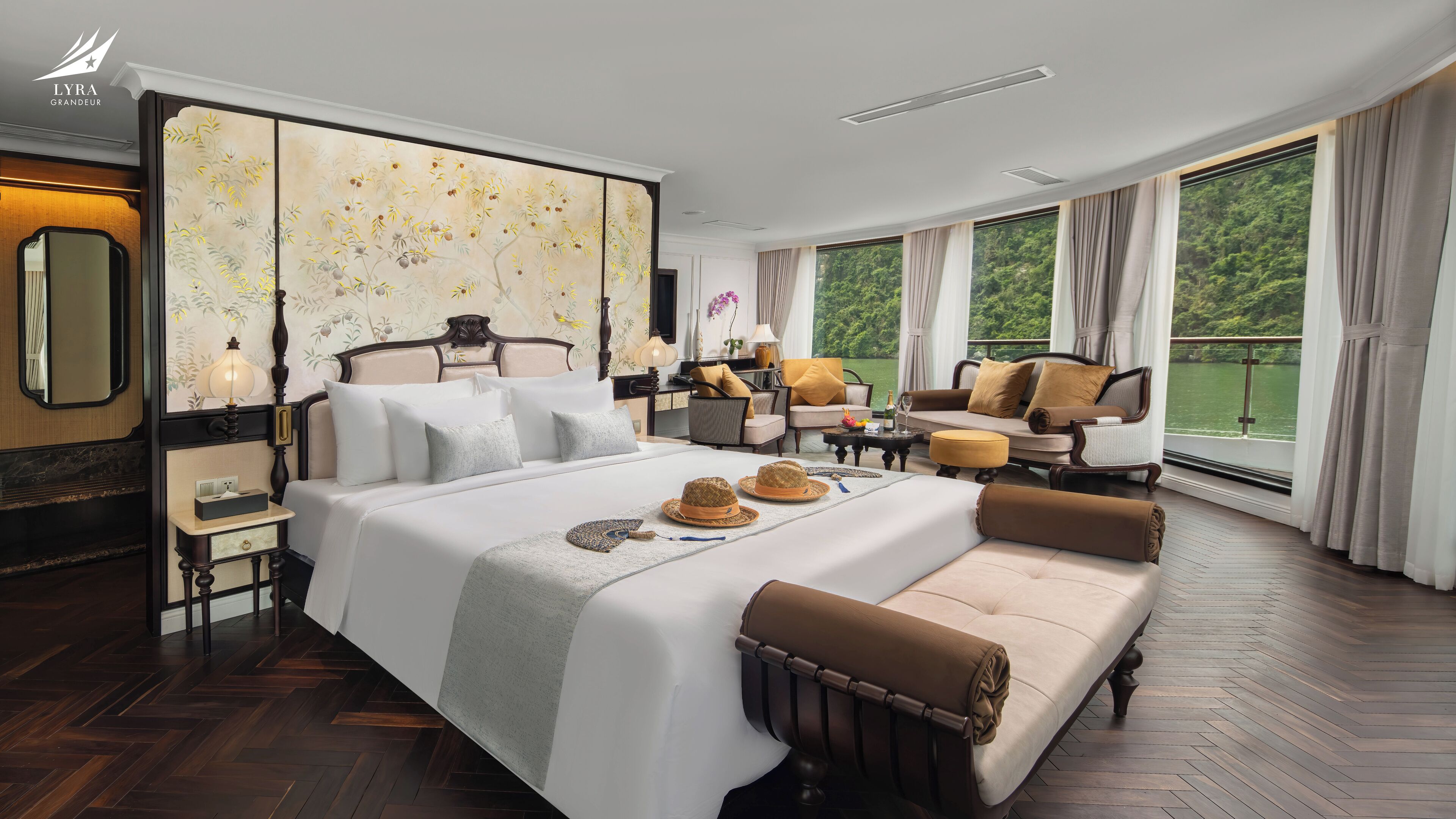 Owner Suite | Minibar, desk