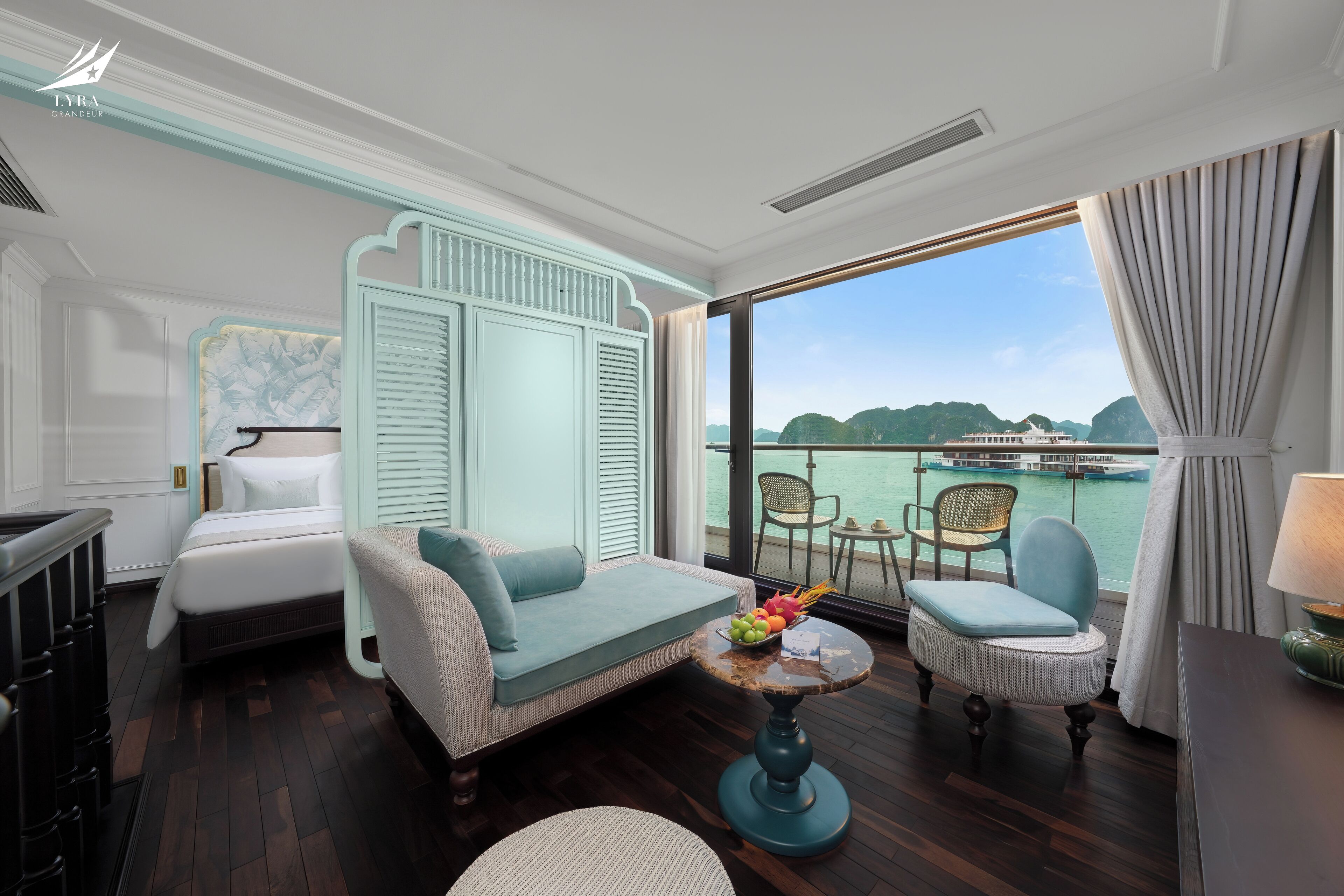 Duplex Family Suite | Minibar, desk