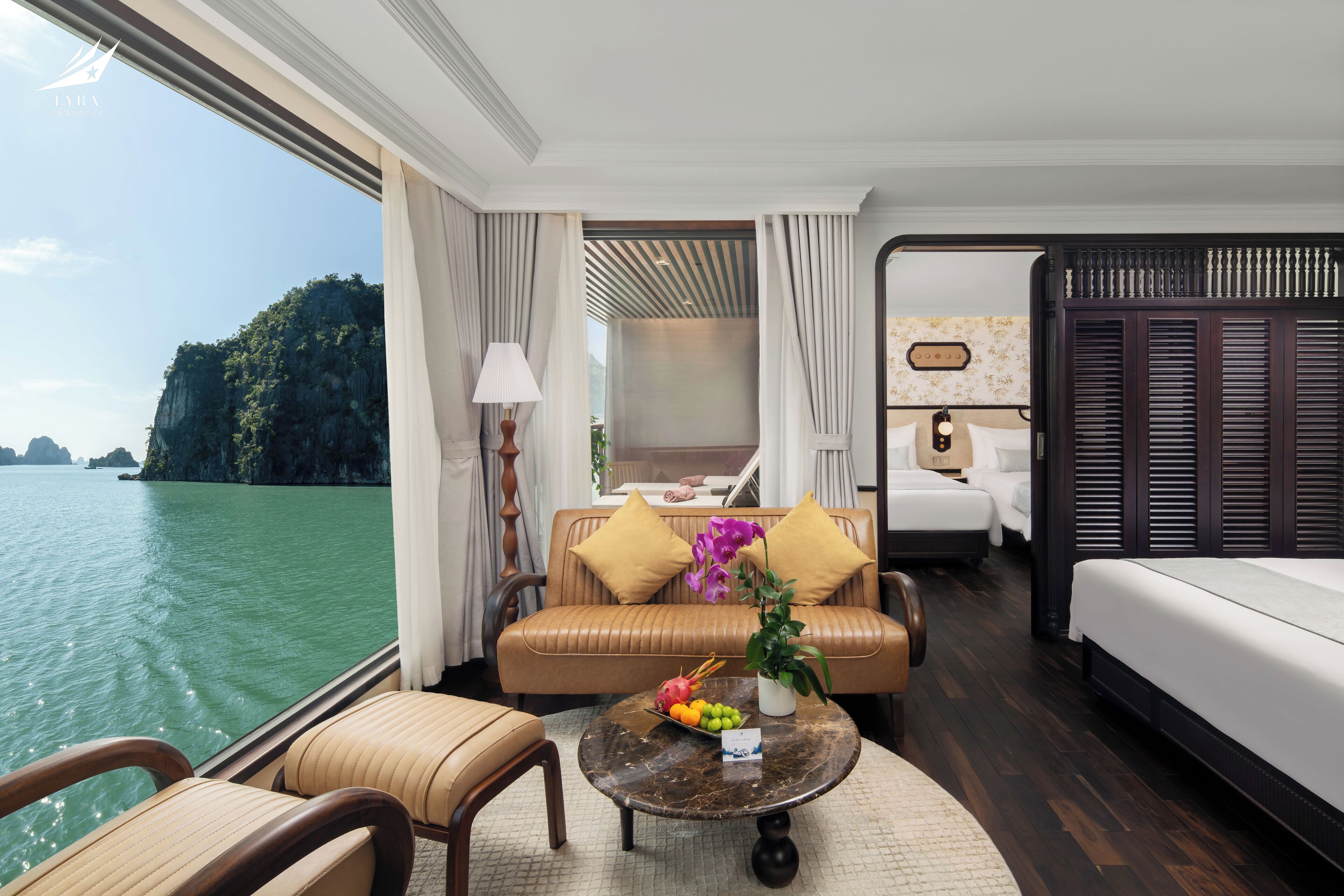 Minibar y escritorio 