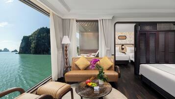 Minibar y escritorio