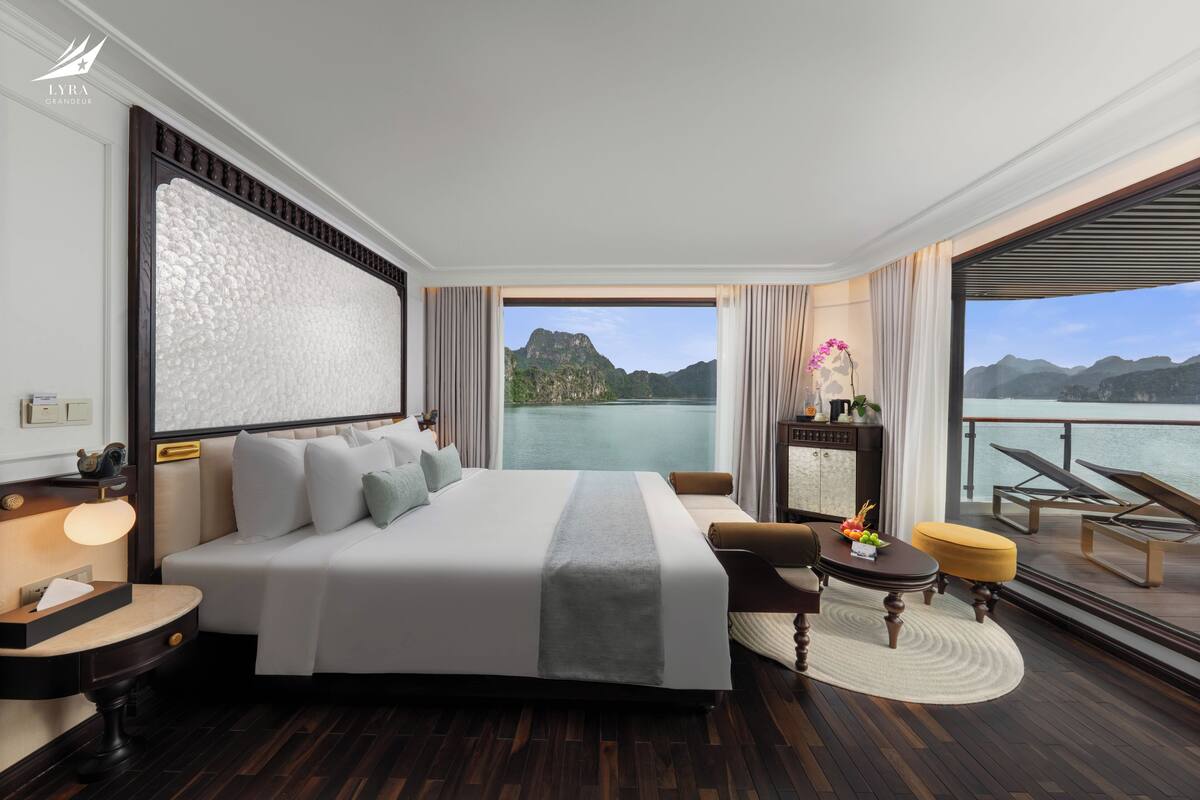 Bộ đồ giường cao cấp, minibar, bàn, bộ trải giường 