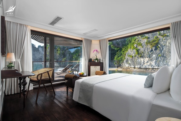 Minibar y escritorio