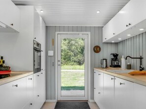 Kylskåp, mikrovågsugn, ugn och diskmaskin