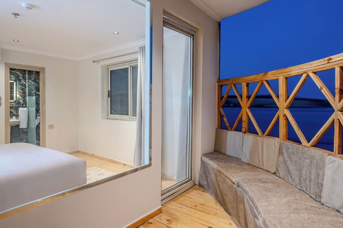 Suite, balcon, vue fleuve