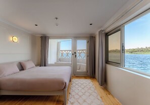 Suite, balcone, vista fiume | 1 camera, minibar, una cassaforte in camera, con stile personalizzato