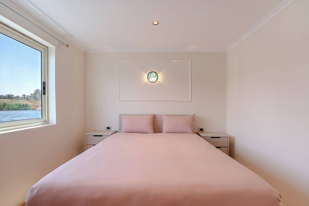 Minibar, caja de seguridad en la habitación y cortinas blackout 