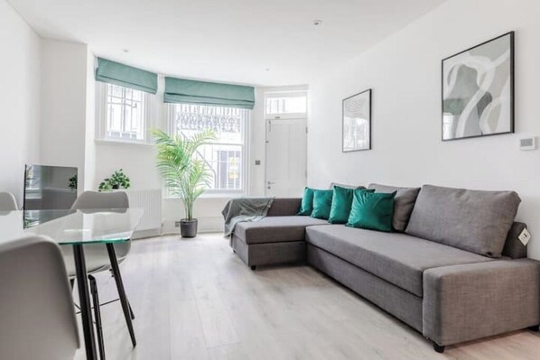 Smart TV - Quiet apartment in town (London)