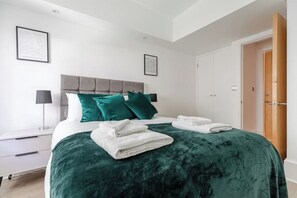 1 bedroom, iron/ironing board, WiFi, bed sheets - Quiet apartment in town (London)