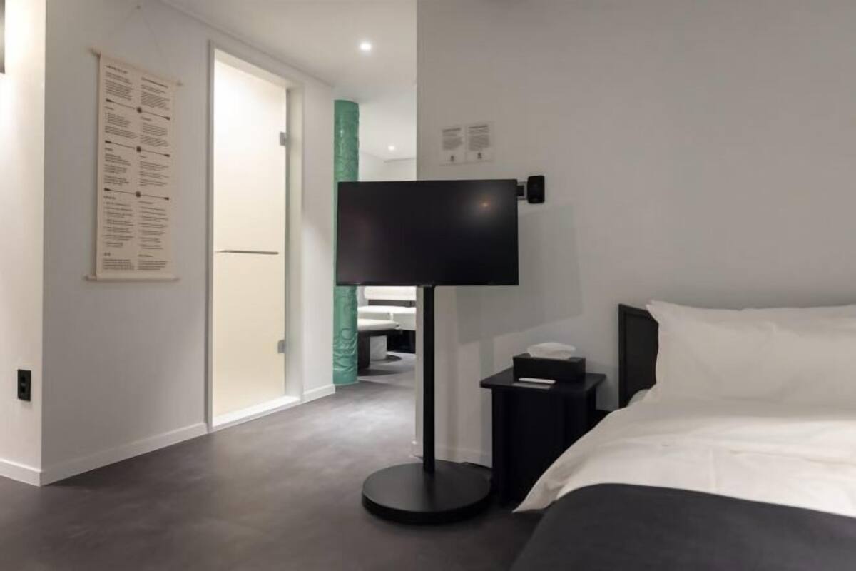 Premium bedding, laptop workspace, free WiFi, bed sheets