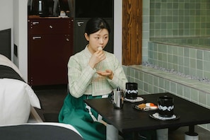 Pungyo | Premium bedding, free minibar, laptop workspace, free WiFi - Stay Passport Sindang Ryokan (Seoul)