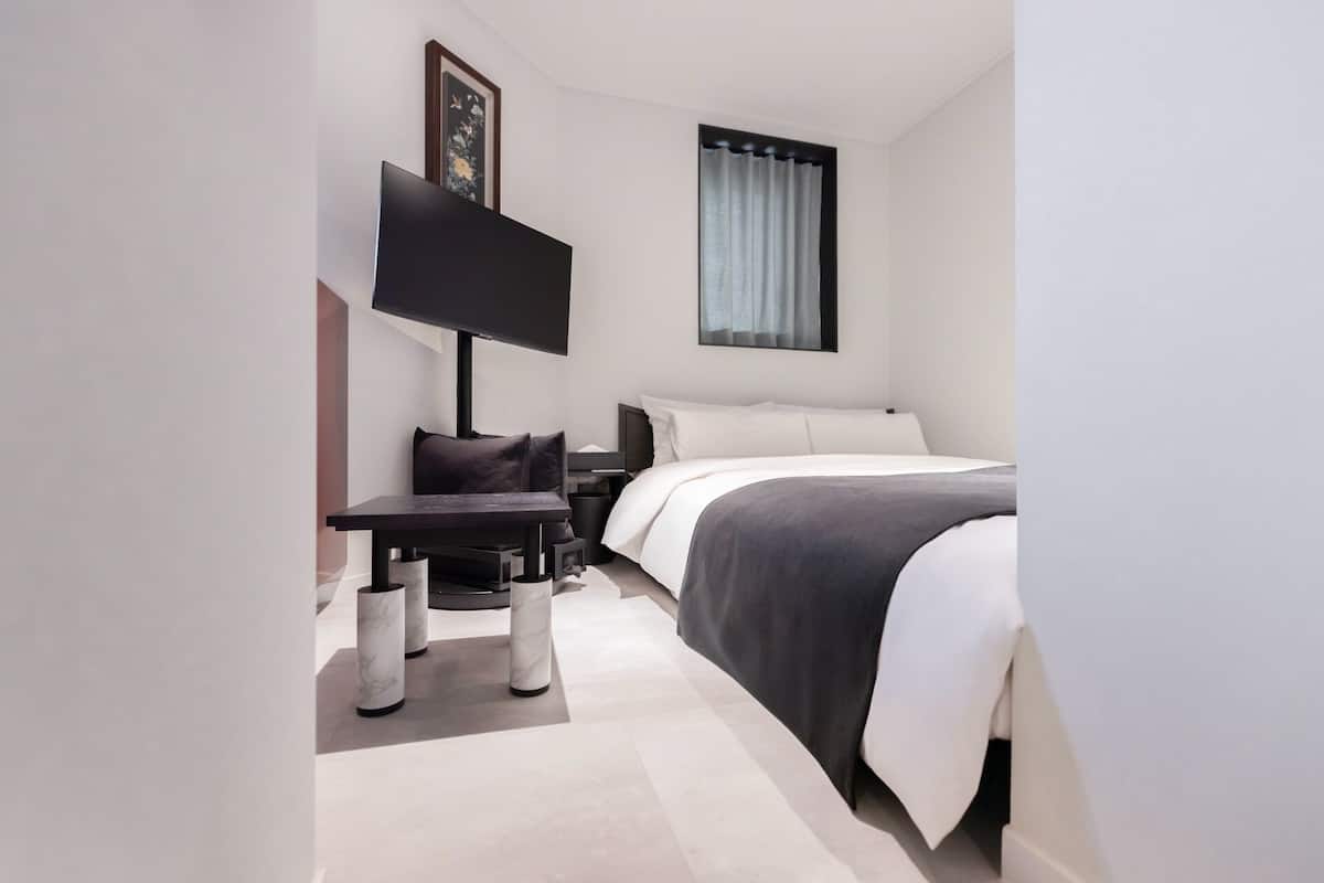 Ropa de cama de alta calidad y espacio para trabajar con laptop