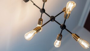 Un candelabro con varias bombillas a la vista.