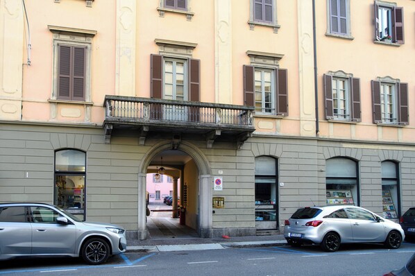 Front of property - B&L Como Lake (Como)