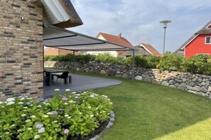 Outdoor dining - Villa Bi de Kühlung Comfortable Vacation Home (Rerik, Deutschland)