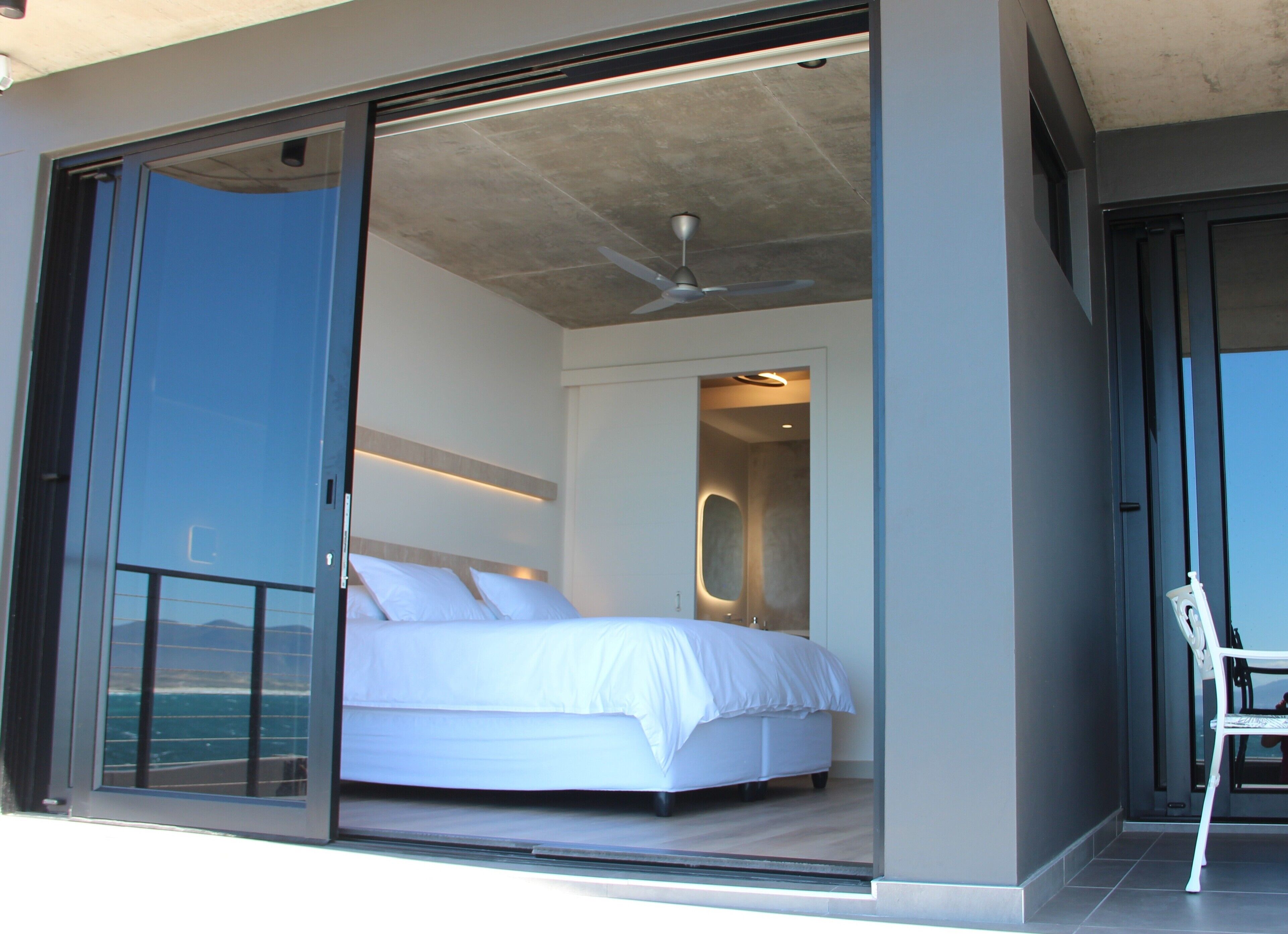 2 chambres, coffres-forts dans les chambres, fer et planche à repasser