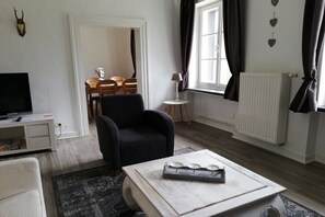 Smart-tv, een open haard, een tafeltennistafel en boeken