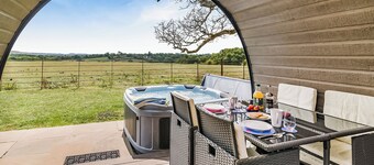 Vale View is a spacious, modern lodge with open-plan living and stunning views.