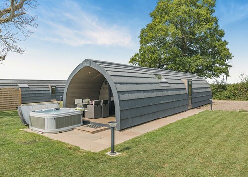 Vale View is a spacious, modern lodge with open-plan living and stunning views.