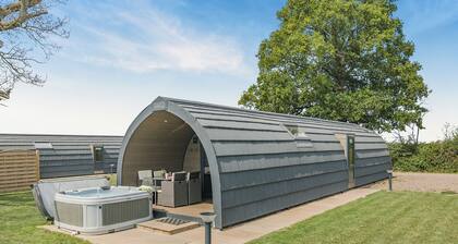 Vale View is a spacious, modern lodge with open-plan living and stunning views.