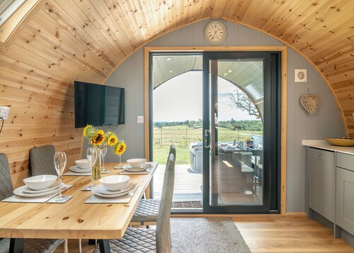 Vale View is a spacious, modern lodge with open-plan living and stunning views.