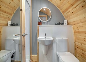 Bathroom - Vale View is a spacious, modern lodge with open-plan living and stunning views. (Yeovil)