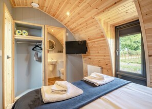 2 bedrooms - Vale View is a spacious, modern lodge with open-plan living and stunning views. (Yeovil)