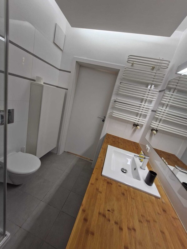Hair dryer, towels, soap, toilet paper - Lovely apartment with WiFi in vibrant Warszawa (Warszawa)