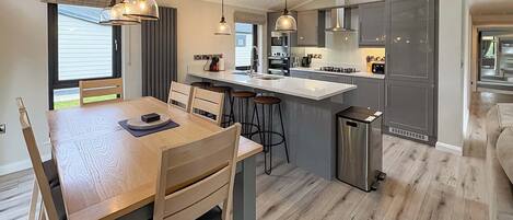 Réfrigérateur, un four, surface de cuisson, grille-pain