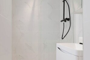 淋浴設備、風筒、提供毛巾、番梘