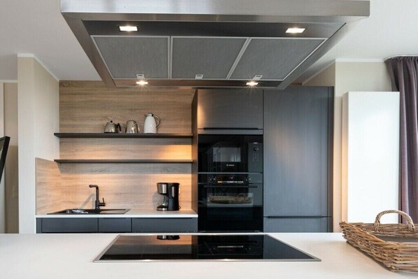 Réfrigérateur, four à micro-ondes, un four, surface de cuisson