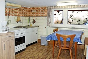 Kylskåp, mikrovågsugn, ugn och spishäll