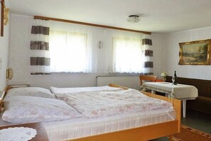 4 habitaciones, tabla de planchar con plancha y cuna de viaje 