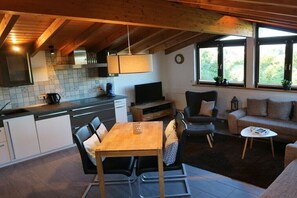 Fernseher, Kamin, DVD-Player, Stereoanlage