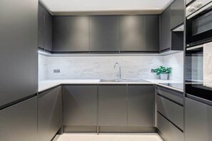 Køleskab, mikrobølgeovn, ovn, kogeplade