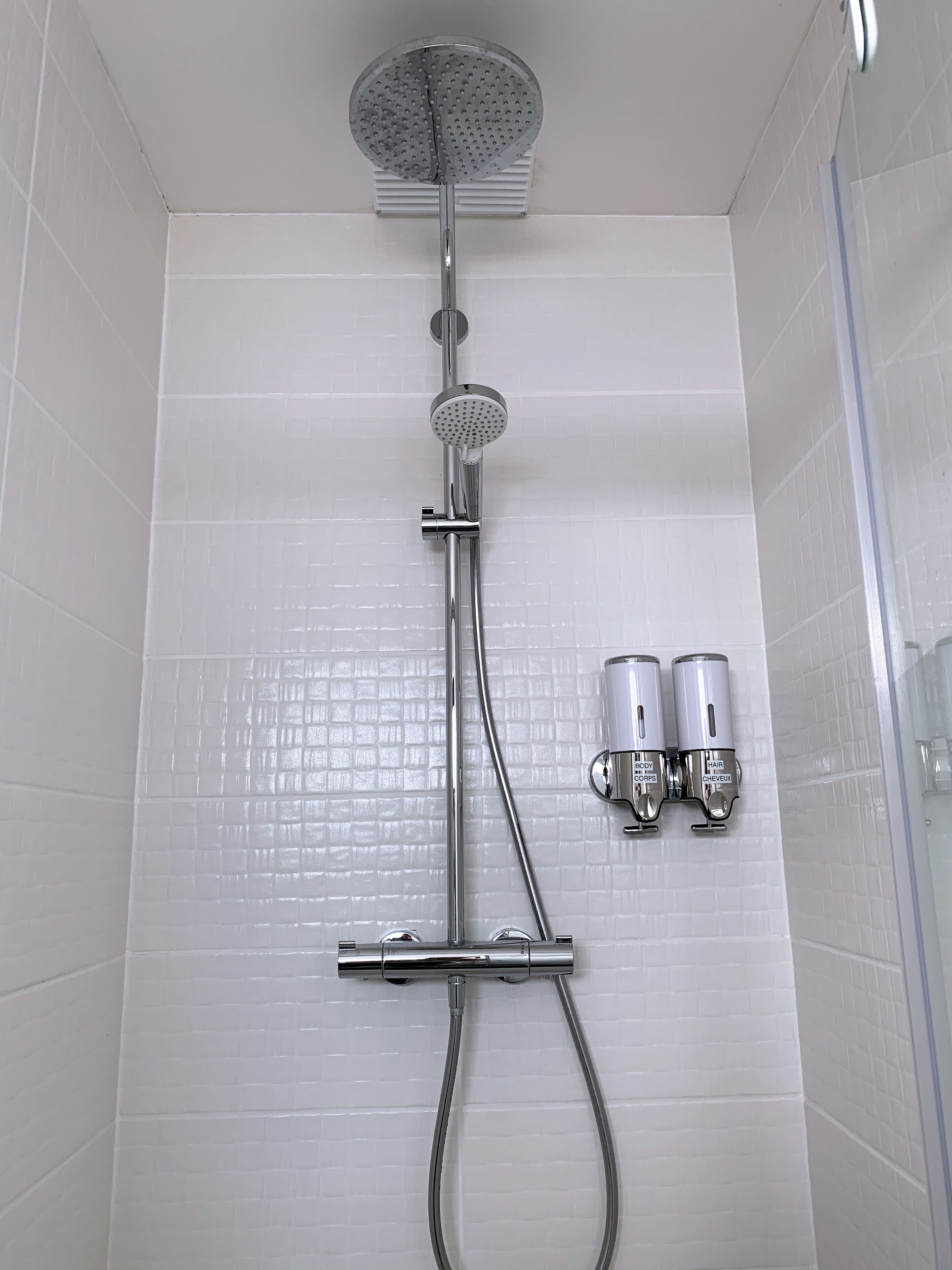 Douche, sèche-cheveux, serviettes fournies, savon