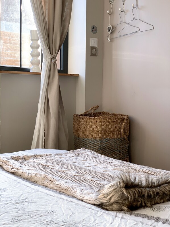 1 habitación, tabla de planchar con plancha, wifi gratis y ropa de cama