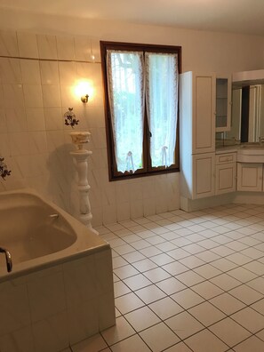 Håndklær og toalettpapir