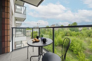 Outdoor dining - Cozy 1-bedroom with WiFi and AC in charming Warszawa (Warszawa)