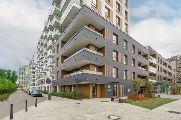 Exterior - Cozy 1-bedroom with WiFi and AC in charming Warszawa (Warszawa)