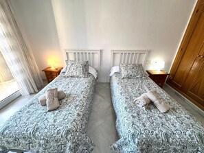2 quartos, ferros/tábuas de passar roupa, Wi-Fi, roupa de cama