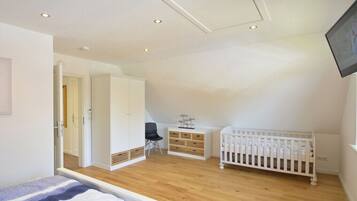 3 bedrooms, iron/ironing board, Internet, bed sheets