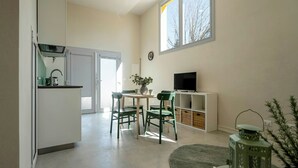 A compact living space with a kitchenette, dining area, and a TV. - Room-charming Guest Room in Frassino wit (Castel San Pietro Terme)