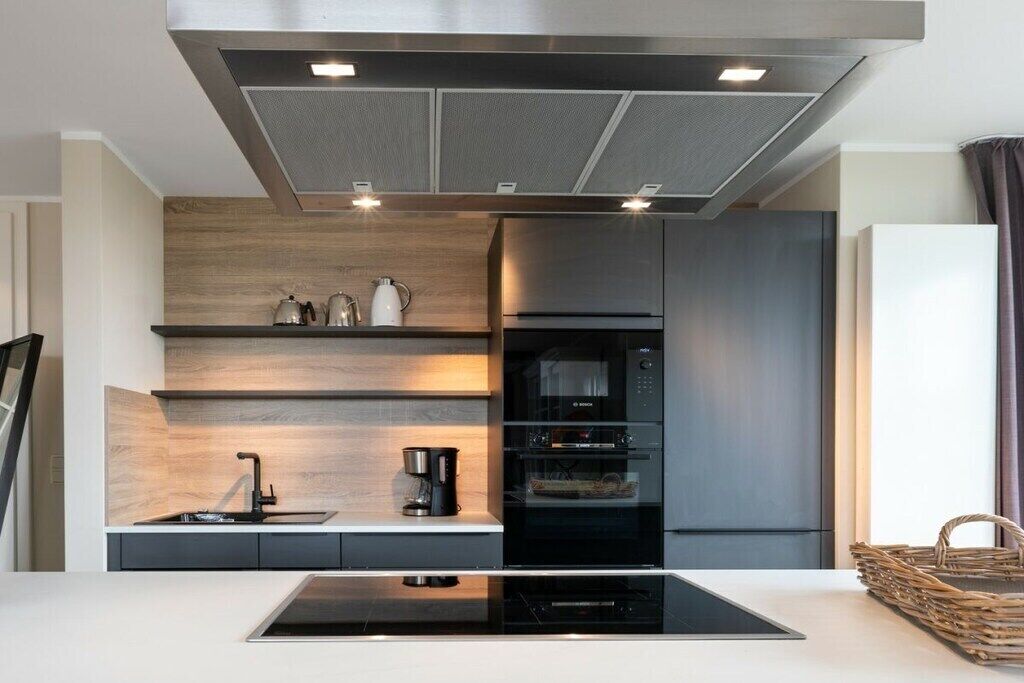 Kühlschrank, Mikrowelle, Herdplatte, Geschirrspüler