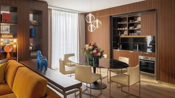 Deluxe Three Bedroom Apartment | Yksityinen keittiö | Täysikokoinen jääkaappi, uuni, liesi, astianpesukone