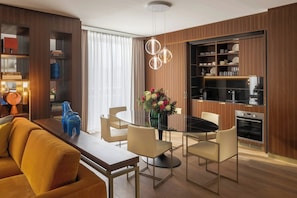 Deluxe Three Bedroom Apartment | Cocina privada | Frigorífico grande, horno, placa de cocina y lavavajillas