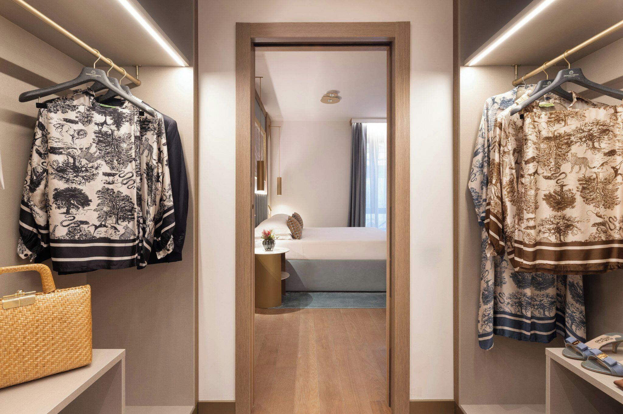 Deluxe One Bedroom Apartment | 저자극성 침구, 오리/거위털 이불, 필로우탑 침대, 객실 내 금고