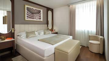 Une chambre d’hôtel moderne avec un grand lit, une table de chevet, une chaise et une grande fenêtre avec des rideaux.